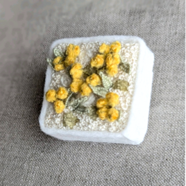 刺繍ブローチ　flower box 〜mimosa〜の画像