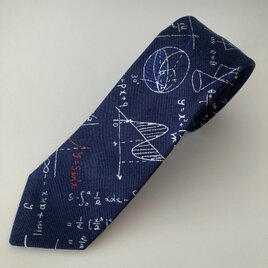 数学柄ネクタイ(紺)の画像