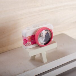 桜色のカメラ型ミニフォトフレームの画像