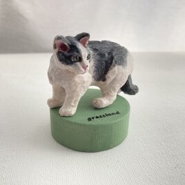木彫り猫の小さな置物（ハチワレ・グリーン台付）の画像