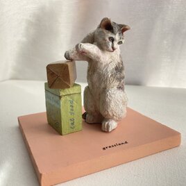木彫り猫の置物（白キジ猫）の画像