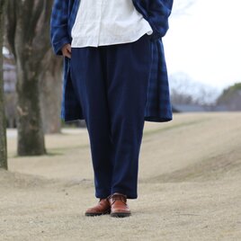 奥深い色合いの藍染ズボンの画像