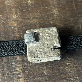 帯留　or ブローチ　黒釉&黒泥彩　凹▪️  (25040)