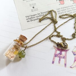 星の砂と天然石と古切手の硝子の小瓶のネックレス◇ペリドットの画像