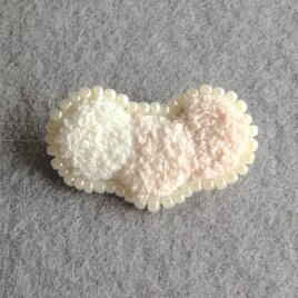 もこもこ綿毛みたいなビーズ刺繍ブローチの画像