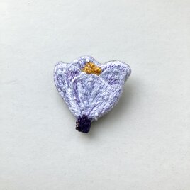 ichirin/紫と白/クロッカスの花　刺繍ブローチの画像