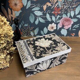 William Morris「アネモネ」柄の上質ソーイングケース｜仕切り付き・2WAY蓋タイプ（1点物）黒の画像
