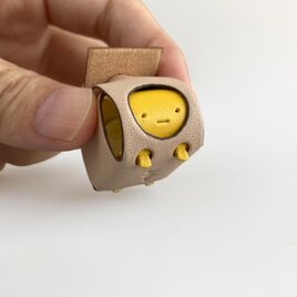 身を守る革のミニオブジェ【sisyu / ししゅ】（ベージュ×イエロー×ブラウン）の画像