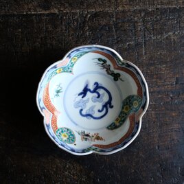 花形で可愛い◆見込みに龍。伊万里　染錦金彩花形大膾皿　松竹梅　蝶々　波　骨董/antiques 幕末〜明治期 【個体C】の画像