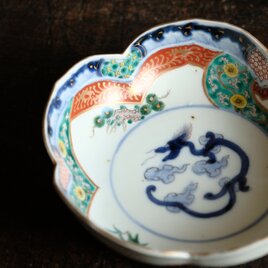 花形で可愛い◆見込みに龍。伊万里　染錦金彩花形大膾皿　松竹梅　蝶々　波　骨董/antiques 幕末〜明治期 【個体E】の画像