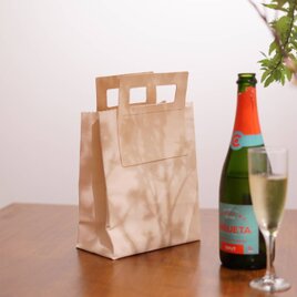 ヌメ革でできた“紙袋”──日常に溶け込むレザートートバッグ　折り畳んでカバンに収納　和装にもおすすめの画像