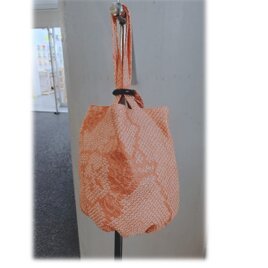 105　巾着　トートバッグ　バケツ型バッグ　小さいサイズ　総絞り着物　オレンジ色　金魚　昭和レトロ　ウッドリング　４ポケットの画像