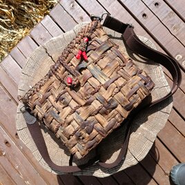 貴重な山葡萄の蔓で編んだショルダーバッグ(ポシェット)横長（中２）/山珊瑚のチャーム付き 20250309-3の画像
