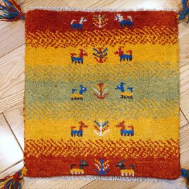 ペルシャ　ギャッベ　ミニマット　横39x41㎝　茜色 黄金色 緑色　ヤギ羊　T8430の画像