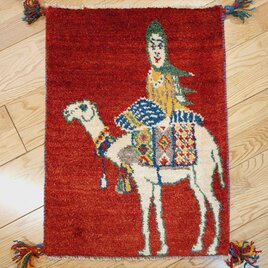 ペルシャ　ギャッベ　玄関マット小　60x43cm　茜色　ラクダに乗るカシュガイ族　NN19822の画像