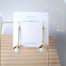 ★c　"シンプルにも個性を…"　春　夏　ウェディング　揺れる　花　パール風×ゴールド　アシンメトリーピアス／イヤリングeの画像