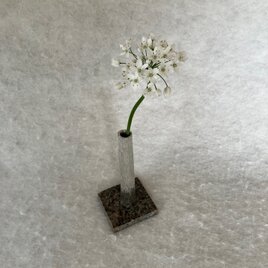錫製　一輪挿し　八角柱　彫刻刀仕上げの画像