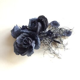 グレーグラデーションの薔薇の画像