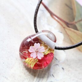 ＊期間限定SALE＊桜のとんぼ玉ガラスペンダント（小サイズ）金箔入り　金赤の画像