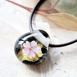 ＊期間限定SALE＊桜のとんぼ玉ガラスペンダント（小サイズ）金箔入り　黒の画像