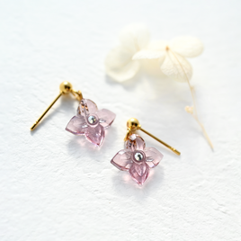 ヴィンテージガラスの揺れる透明な花ピアス／ノンホールピアス［ラベンダー］の画像