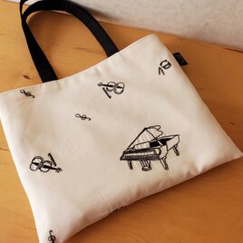 黒色の刺繍のぺったんこトート（肩掛け）の画像