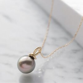 Knot タヒチパール黒蝶真珠のK18YG製ペンダントネックレスの画像