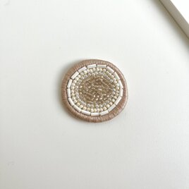 まんまるじゃないブローチの画像