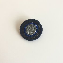 まんまるじゃないブローチの画像
