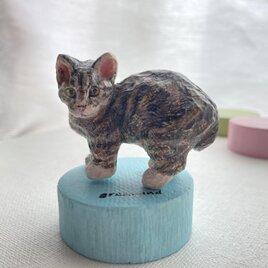木彫りの小さな置物（キジ白・水色台付）の画像