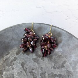 金具変更OK　ガーネットとチェコのイヤーアクセサリー（P1078）の画像