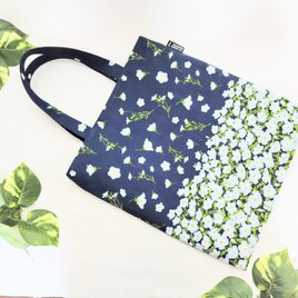 舞うネモフィラの花 ペタンコトートバック(ネイビー)の画像