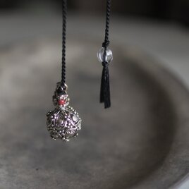 透かし模様シルバーのシルクコードネックレス（silver925）の画像
