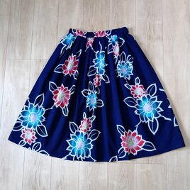 浴衣リメイク　タックスカート　赤い花青い花の画像