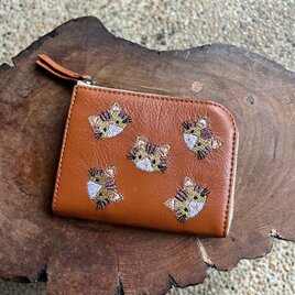 L字ファスナーミニ財布（赤茶の革に茶トラ猫の刺繍）02014-15の画像
