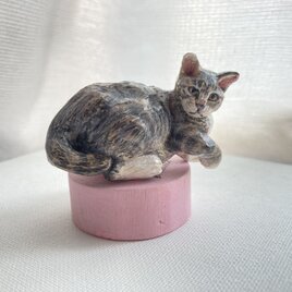 木彫り猫の小さな置物（キジ白・ピンク台付）の画像