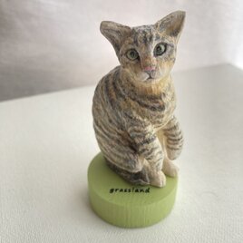 木彫りの猫の置物（お座りキジトラ）の画像