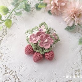 レース編み 小さな苺と野の花のブローチの画像