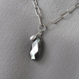Oval Chain Pendant（ブラックシェル×淡水パール）の画像
