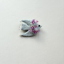 春の花を纏う鳥　haruurara ハルウララ　刺繍鳥ブローチの画像