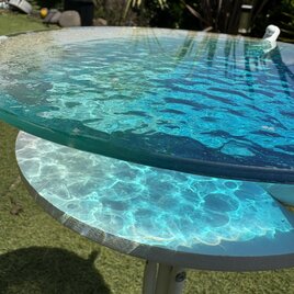 現品販売　エメラルドブルームーンビーチ　水紋の影　穏やかな海ガラスサイドテーブル　円形テーブル　レジンアートの画像