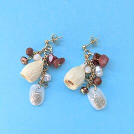 自然素材アクセサリーハワイの風／木の実と天然石、パイナップル模様ネイルチップのピアス（イヤリングに変更可）の画像
