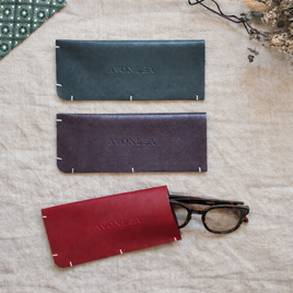 完成されていない赤。 レッド レザー メガネケース｜引き出して使う一点もの