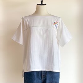 スクエアブラウス【送料込み】古布リメイク　半袖　ホワイト　刺繍入りの画像