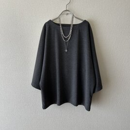 さらりとしたポンチニットのトップス　グレーの画像