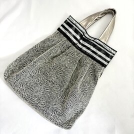 飴細工の様な生地とプリント革の手提げの画像