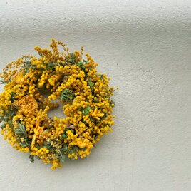 春を告げるミモザのリースの画像