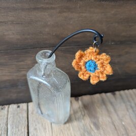 ニットの小花のガーデンピックの画像