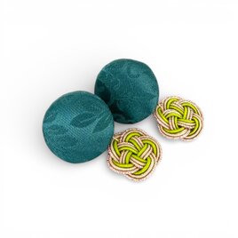 《イヤリング》深緑の艶やかな京都西陣織金襴に水引梅結びの揺れるイヤリング