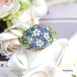 ガラスのネモフィラ花のリング（ガラスビーズ/チェコビーズ ビーズリング）《ビーズアクセサリー》の画像